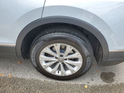 Used 2018 Volkswagen Tiguan SE w/ Panoramic Sunroof Package image 8