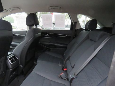 Used 2017 Kia Sorento LX w/ LX Convenience Package image 18