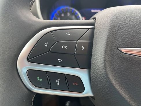 Used 2024 Chrysler Pacifica Touring-L image 20