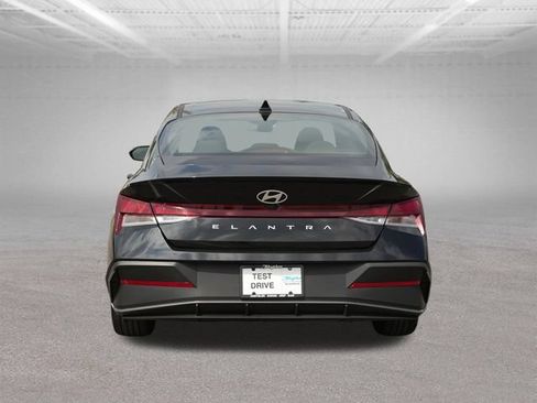 Used 2025 Hyundai Elantra Sport FWD image 7