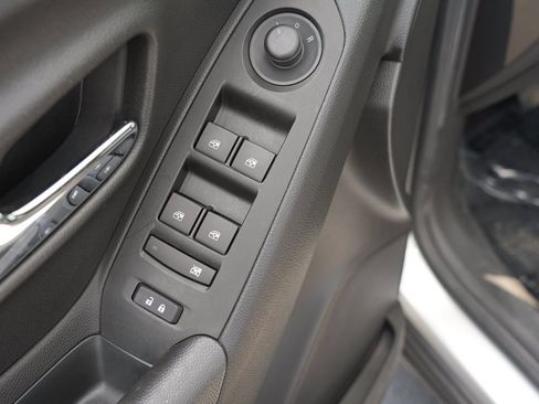 Used 2019 Chevrolet Trax LT w/ LT Convenience Package FWD image 16