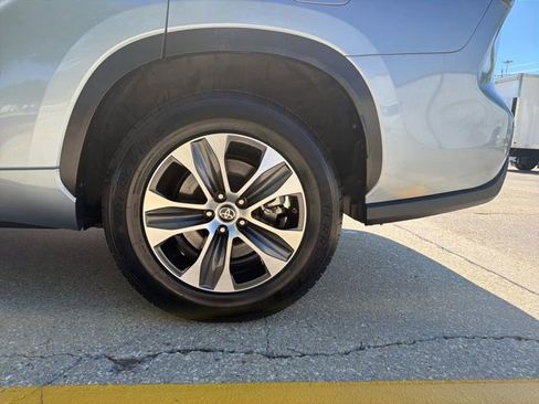 Used 2023 Toyota Highlander XLE FWD image 36