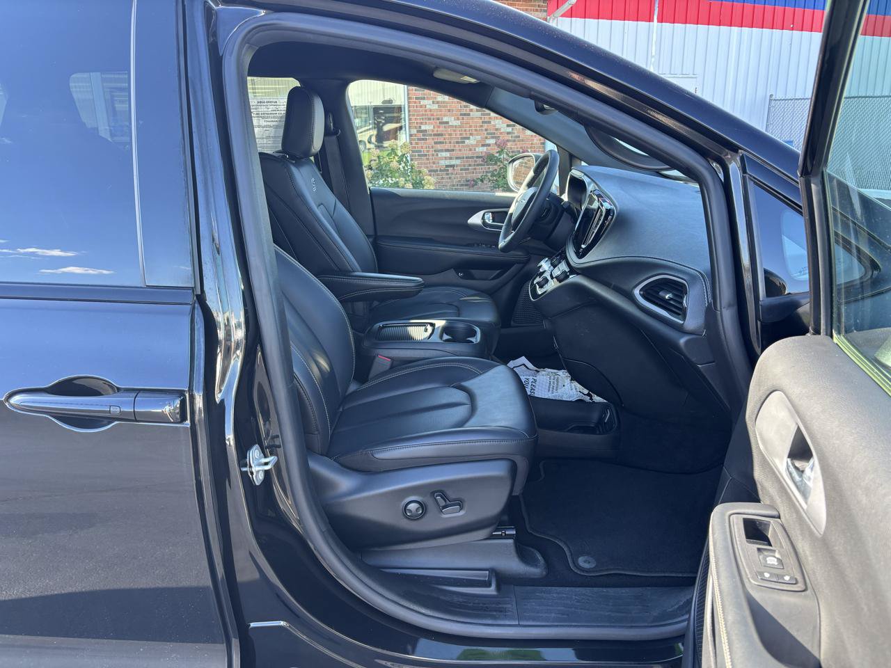 Used 2023 Chrysler Pacifica Touring-L w/ Uconnect Theater Family Group FWD image 16