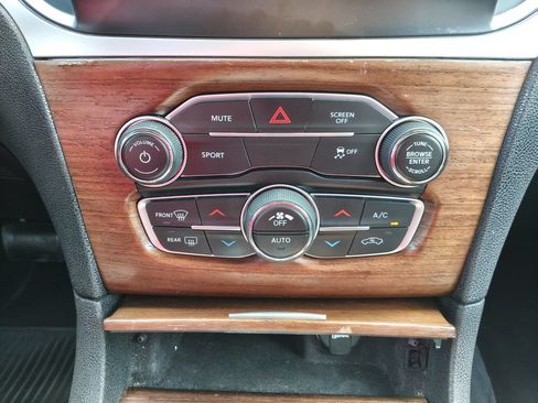 Used 2017 Chrysler 300 C Platinum AWD/4WD image 25