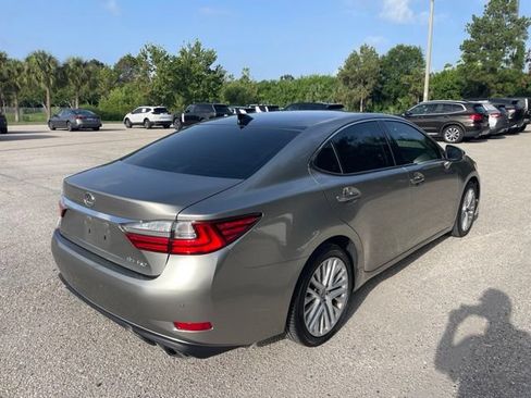 Used 2017 Lexus ES 350 w/ Ultra Luxury Package FWD image 2