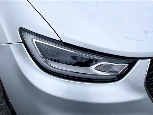 Used 2024 Chrysler Pacifica Select image 31