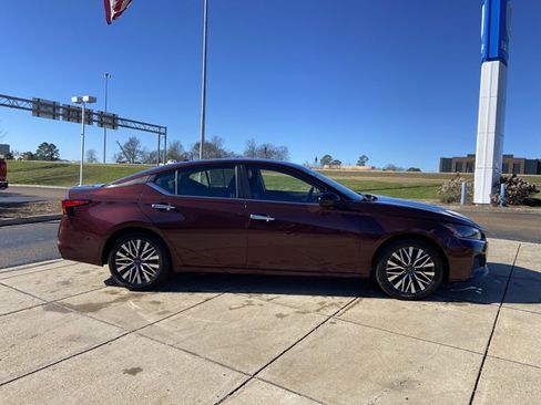 Used 2024 Nissan Altima 2.5 SV image 12