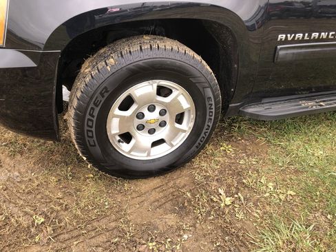 Used 2013 Chevrolet Avalanche LT image 2