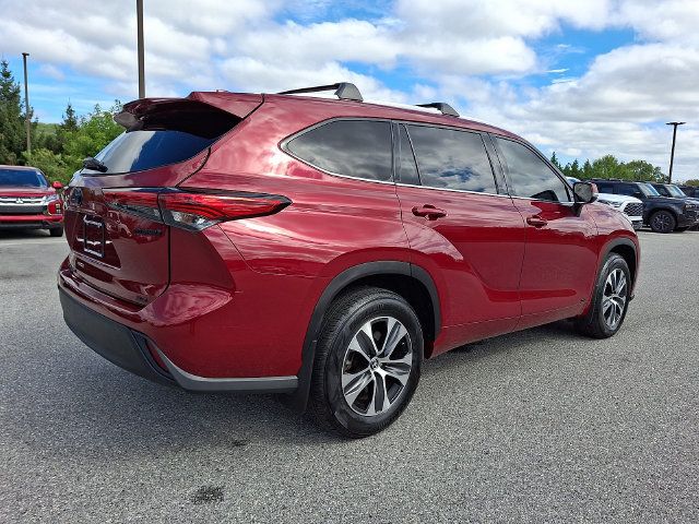 Certified 2022 Toyota Highlander XLE AWD/4WD image 6