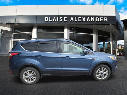 Used 2018 Ford Escape SE w/ SE Sync 3 Package AWD/4WD image 2