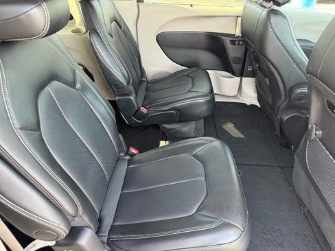 Used 2024 Chrysler Pacifica Touring-L image 15