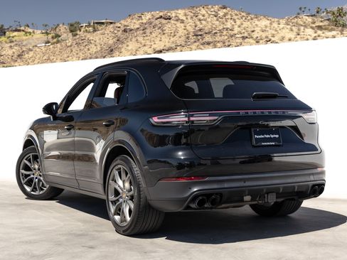 Certified 2023 Porsche Cayenne Platinum Edition AWD/4WD image 3