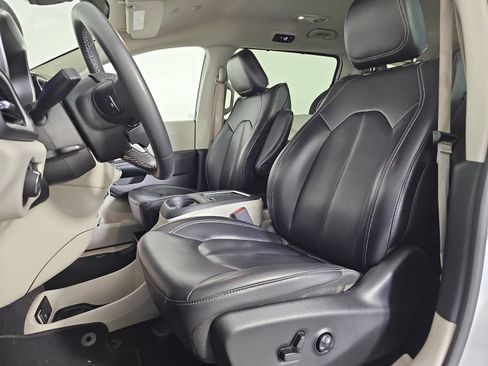 Used 2023 Chrysler Pacifica Touring-L FWD image 13