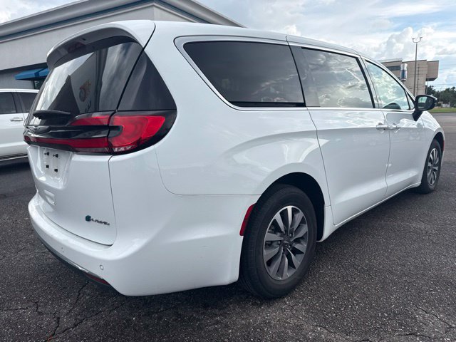 Used 2024 Chrysler Pacifica Limited FWD image 5