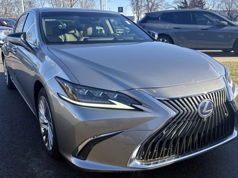 Used 2019 Lexus ES 300h w/ Luxury Package image 2