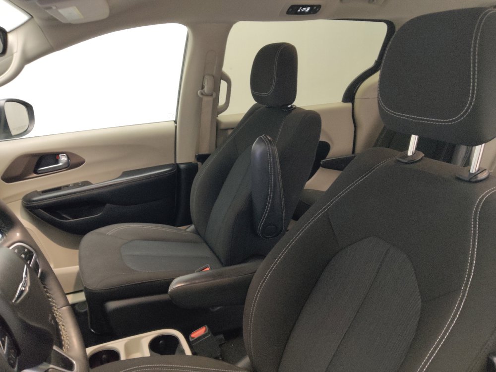Used 2023 Chrysler Voyager LX FWD image 17