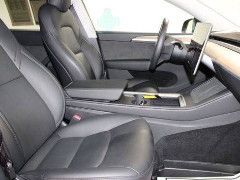 Used 2024 Tesla Model Y Long Range image 27