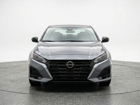 Used 2025 Nissan Altima 2.5 SV FWD image 2