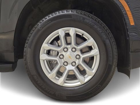 Used 2025 Chevrolet Suburban LT image 8