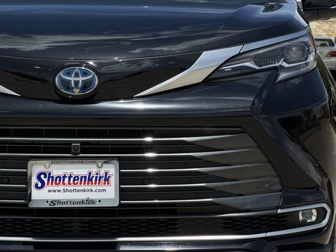 Used 2024 Toyota Sienna Platinum FWD image 8