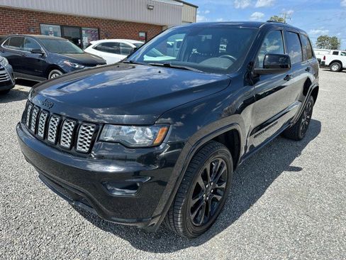 Used 2018 Jeep Grand Cherokee Altitude image 2