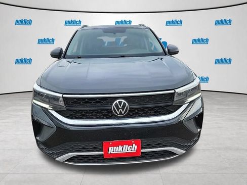 Used 2022 Volkswagen Taos SE FWD image 2