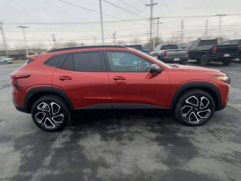 Used 2024 Chevrolet Trax RS w/ Sunroof Package image 9