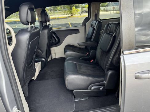 Used 2019 Dodge Grand Caravan SXT image 3
