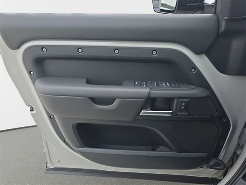 New 2026 Land Rover Defender 110 X-Dynamic SE image 27