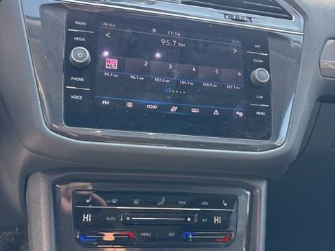 Used 2022 Volkswagen Tiguan SE image 14