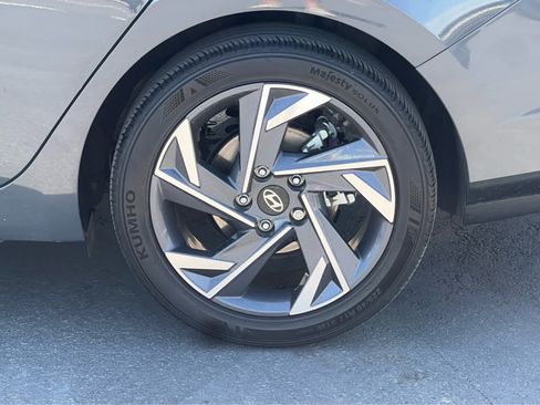Used 2025 Hyundai Elantra SEL FWD image 14