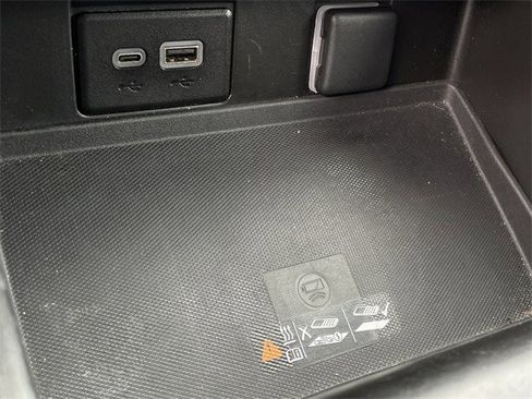 Used 2023 Chevrolet Suburban Premier image 21