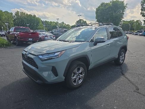 Used 2022 Toyota RAV4 XLE AWD/4WD image 4