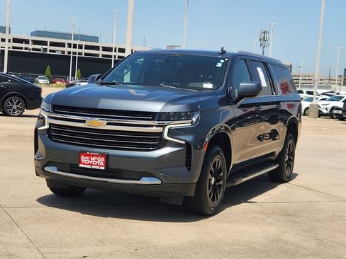 Used 2021 Chevrolet Suburban LT RWD image 3