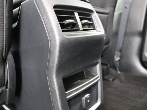 Used 2020 Ford Edge SE image 19