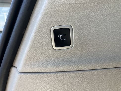 Used 2024 Chrysler Pacifica Touring-L image 13