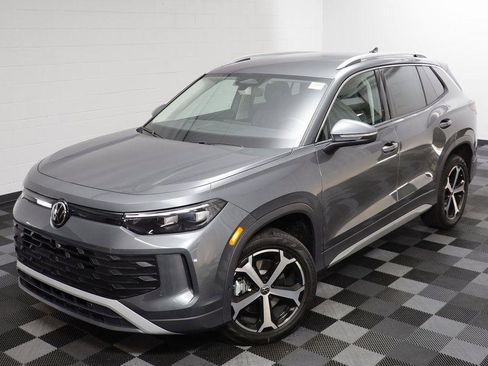 New 2025 Volkswagen Tiguan SE image 2