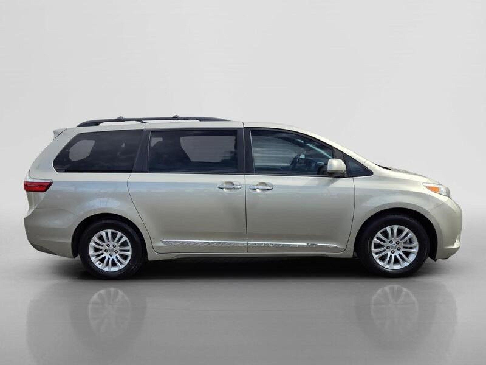 Used 2017 Toyota Sienna XLE Premium FWD image 6