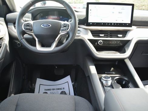 Used 2025 Ford Explorer Active image 3