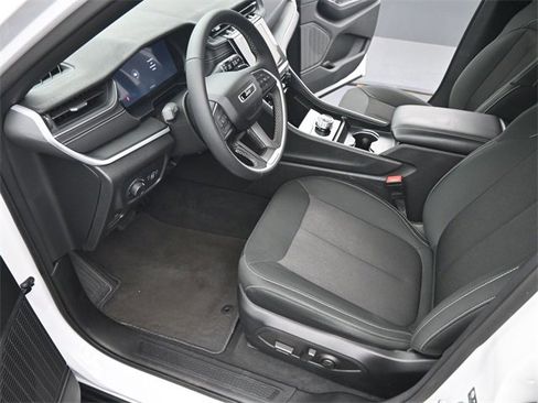 Used 2024 Jeep Grand Cherokee Laredo image 9