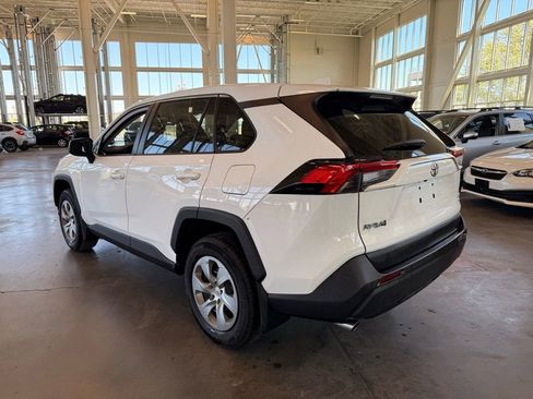 Used 2022 Toyota RAV4 LE AWD/4WD image 5