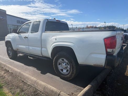 Used 2016 Toyota Tacoma SR image 3