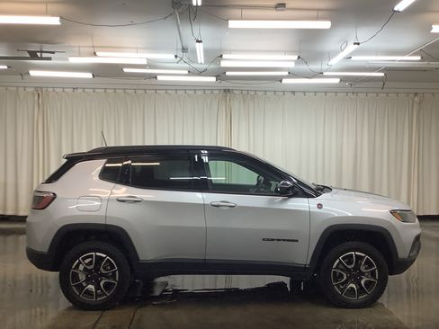 Used 2025 Jeep Compass Trailhawk AWD/4WD image 4