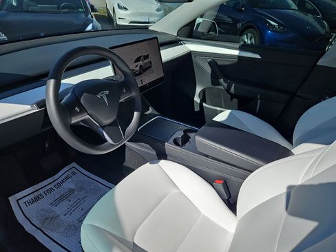 Used 2022 Tesla Model Y Long Range image 15