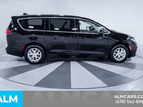 Used 2024 Chrysler Pacifica Touring-L image 11