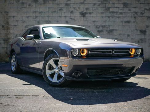 Used 2016 Dodge Challenger SXT image 7