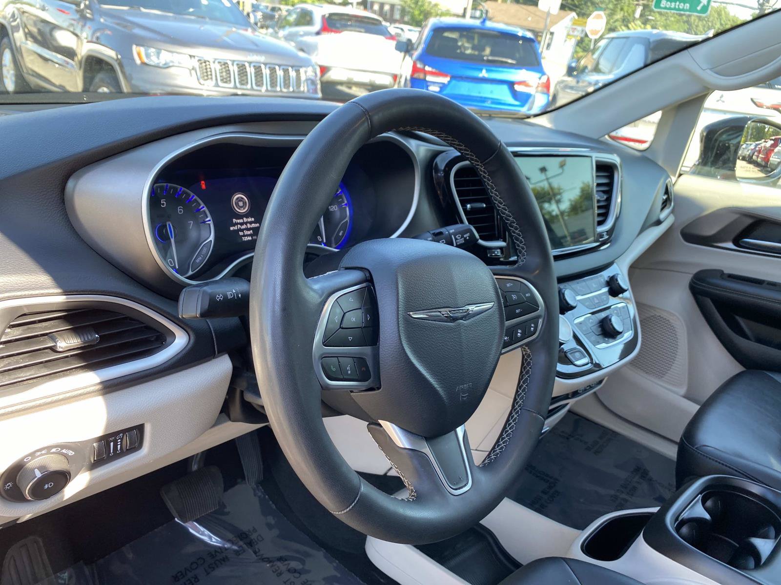 Used 2024 Chrysler Pacifica Touring-L FWD image 10