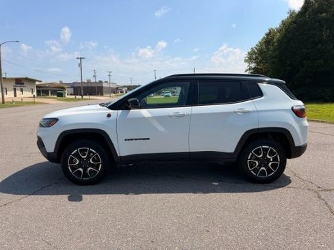 Used 2025 Jeep Compass Trailhawk AWD/4WD image 3