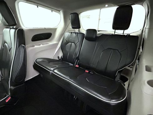 Used 2024 Chrysler Pacifica Limited image 19