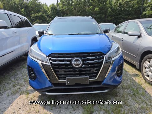 Used 2023 Nissan Kicks SR w/ SR Premium Package FWD image 3